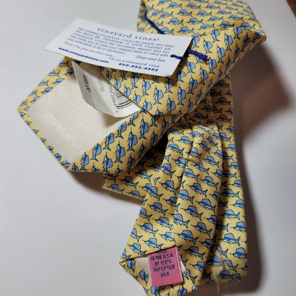 Vineyard Vine Men's Silk Tie Yellow with Swordfish NWT - Picture 2 of 3